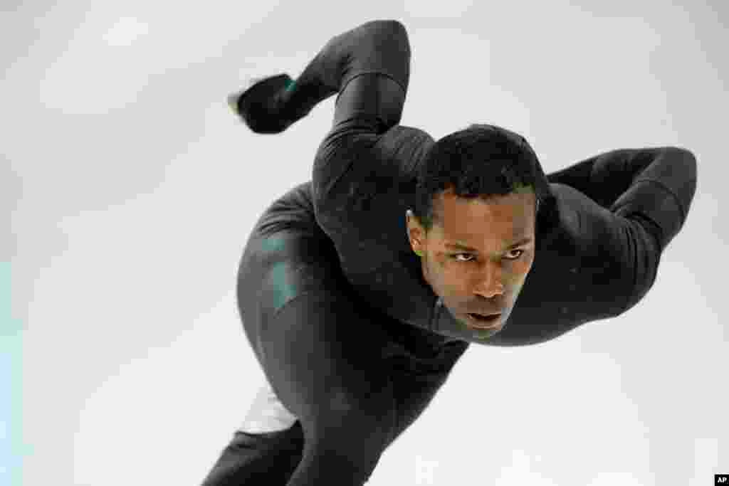 Atlet Amerika Shani Davis mengenakan prototipe seragam tim Speedskating AS dalam sesi latihan di Adler Arena Skating Center, Olimpiade Sochi 2014 (14/2).