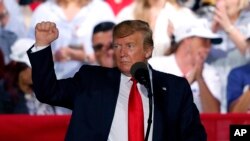 El presidente Donald Trump asegura que el intento de obtener sus declaraciones fiscales es una invasión a su privacidad y un nuevo ejemplo de lo que describe como una "cacería de brujas" de parte de los demócratas para perjudicarlo.