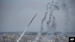 2023年10月7日，加沙地帶的巴勒斯坦哈馬斯武裝分子向以色列發射火箭彈。