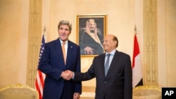 Menteri Luar Negeri AS, John Kerry, kiri, berjabat tangan dengan Presiden Yaman Abdu Rabbu Mansour Hadi, di Istana Al-Nasarieh di Riyadh, Arab Saudi, 7 Mei 2015. 