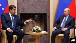 El presidente de Venezuela, Nicolás Maduro (izq.) habla con el presidente de Rusia, Vladimir Putin, durante una reunión en la residencia de Novo-Ogaryovo en Moscú, Rusia. Diciembre 5 de 2018.