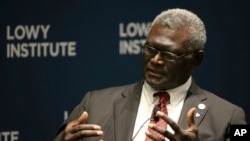 Manasseh Damukana Sogavare, PM Kepulauan Solomon saat menghadiri acara Lowy Institute di Sydney, Australia. 14 Agustus 2017. (AP /Rick Rycroft)