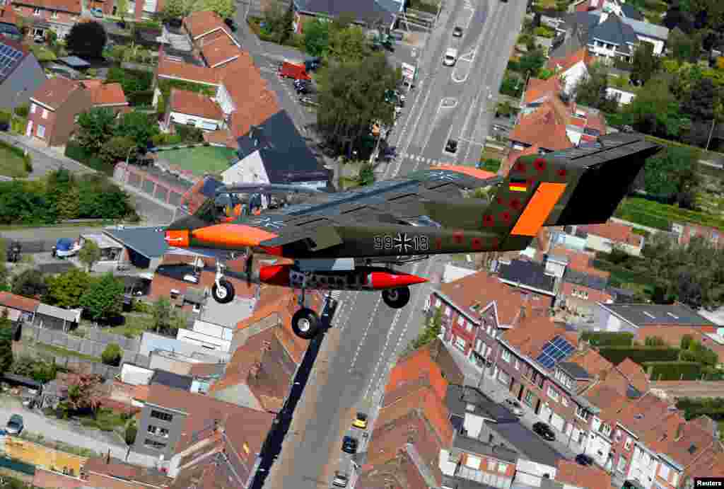 យន្តហោះចម្បាំង OV-10 Bronco លាបពណ៌រំឮកសង្គ្រាមលោកលើកទី១ ហោះកាត់អាកាសយានដ្ឋានអន្តរជាតិ Flanders មុននឹងការប្រកួតចុះចតចម្ងាយជិតលើដីខ្សាច់ក្នុងទីក្រុង Wevelgem ប្រទេសប៊ែលហ្ស៊ិក។