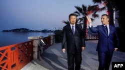 2019年3月24日在法國尼斯附近的地中海度假小鎮濱海博利厄舉行的晚宴之前，法國總統馬克龍和中國國家主席習近平參觀該地。
