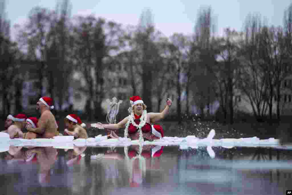 12月25日,柏林海豹冬泳俱乐部的成员在德国柏林部分结了冰的奥兰克湖参加一年一度的圣诞游泳活动