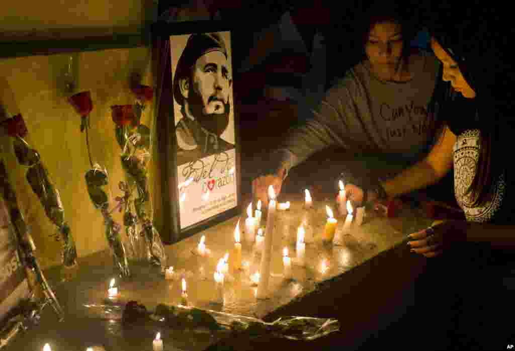 Estudantes acendem velas em homenagem de Fidel Castro na universidade onde Castro estudou em "La Havana" , Cuba, 26 Novembro 2016 