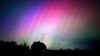 Auroras boreales iluminan el cielo sobre una granja en Brunswick, Maine, el 10 de mayo de 2024. 