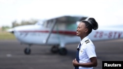 Seorang pilot perempuan muda Afrika sedang latihan di bandara Grand Central di Midrand, Afrika Selatan, 28 Februari 2021 sebagai ilustrasi. Burkina Faso baru-baru ini menerima pilot perempuan pertamanya untuk Angkatan Udara. (Foto: REUTERS/Siphiwe Sibeko)