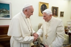 El Papa Francisco (izquierda) visita a su predecesor, el Papa Emérito Benedicto XVI, en el Monasterio Mater Ecclesiae en el Vaticano, el 21 de diciembre de 2018.