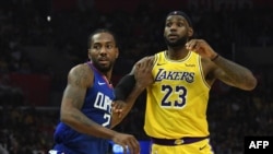 Lakers LeBron James (23) défendu par Kawhi Leonard (2), USA le 22 octobre 2019.