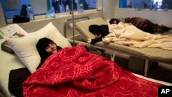 Women are treated for a suspected cholera infection at a hospital in Sanaa, Yemen, May 15, 2017.