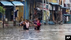 Jalanan yang terdampak banjir akibat Badai Nivar di Chennai, India, 25 November 2020.