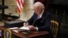 Presidente Biden anula decreto de Trump que impedia presença de transgéneros nas Forças Armadas