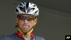 El ciclista estadounidense, Lance Armstrong, ha sido acusado de usar drogas que mejoraron su rendimiento.