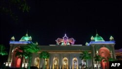လာအိုနိုင်ငံ အနောက်မြောက်ပိုင်း Ton Pheung မြို့ မဲခေါင်မြစ်ကမ်းနဘေး ထိုင်းမြန်မာနယ်စပ်မှာရှိတဲ့ တရုတ်ကာစီနိုလောင်းကစားရုံရဲ့ ယခင်မှတ်တမ်းဓာတ်ပုံ။ (ဧပြီ ၈၊ ၂၀၁၅) 