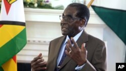 Zimbabwean President Robert Mugabe addresses his staff during a surprise birthday celebration event at State House in Harare, Feb. 22, 2016. 