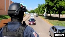 Un miembro de la policía estatal de México patrulla en la ciudad de Culiacán, en el estado de Sinaloa. 19 de octubre de 2019.
