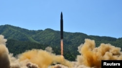 북한이 4일 대륙간탄도미사일(ICBM) 화성-14 발사에 성공했다고 발표했다. 사진은 발사되는 화성-14.