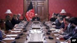 Foto yang dirilis Istana Kepresidenan Afghanistan tampak Presiden Afghanistan Ashraf Ghani (tengah) berbicara dengan Utusan AS Zalmay Khalilzad (ketiga dari kiri) di istana kepresidenan di Kabul, Afghanistan, 28 Januari 2019. 