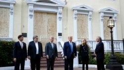 Predsjednik Donald Trump stoji ispred crkve Svetog Jovana 1. juna 2020, sa sekretarom Markom Esperom, sekretarom za pravosuđe Williamom Barrom, savjetnikom za nacionalnu bezbjednost Robertom O'Brienom, portparolkom Kayleigh McEnany i šefom kabineta Markom Meadowsom
