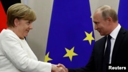 Kanselir Jerman Angela Merkel dan Presiden Rusia Vladimir Putin saat bertemu di Sochi, Rusia, 18 Mei 2018 lalu (foto: dok). 