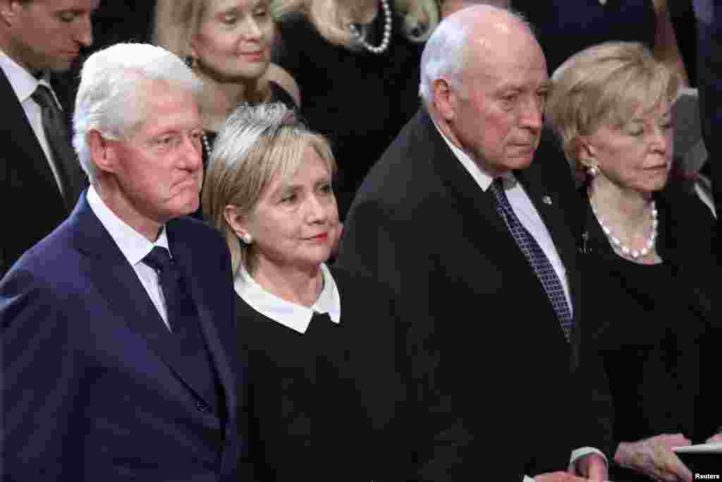 El expresidente estadounidense Bill Clinton, la ex secretaria de Estado Hillary Clinton, el exvicepresidente Dick Cheney y Lynne Cheney en el servicio conmemorativo del Senador de Estados Unidos John McCain. Catedral Nacional de Washington, 1 de septiembre de 2018. 