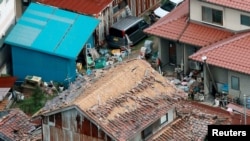Rumah yang hancur akibat gempa bumi di Kurayoshi, Tottori, Jepang, 21 Oktober 2016 (Foto: Kyodo/via REUTERS) 