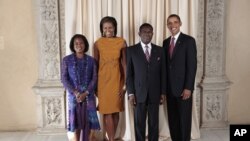 O presidente Barack Obama e a Primeira Dama, Michelle Obama, posam numa foto tirada no Museu Metropolitano de Nova Iorque junto ao presidente Teodoro Obiang Nguema e da sua esposa.,Constância Mangue de Obiang( Sept. 23, 2009).