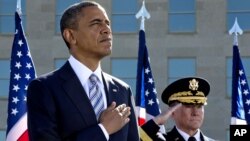 El presidente Barack Obama y el jefe del Estado Mayor General Martin Dempsey participan en una ceremonia en el Pentágono para conmemorar a las víctimas del 9/11.