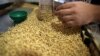 Kacang kedelai di pabrik penyimpanan perusahaan Grobocopatel Hermanos di Carlos Casares, Argentina, 16 April 2018. (REUTERS/Agustin Marcarian/ilustrasi).
