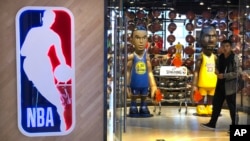 一名男子从北京一家NBA专卖店走出。（2019年10月8日）