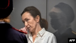 (FILES) Alsu Kurmasheva, a US-Russian journalist for Radio Free Europe/Radio Liberty (RFE/RL) who was arrested last year for failing to register as a "foreign agent", attends a hearing on the extention of her pre-trial detention, at the Sovetski court in