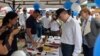 El Presidente Juan Manuel Santos verifica las minas antipersonal y las herramientas usadas por la organización civil The Halo Trust para desactivarlas. Foto Cortesia: Presidencia de Colombia.