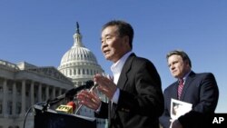 “劳改研究基金会”创始人吴弘达逝世将近五年之后，他的人权遗产正在加大支持中国人权受害者。图为2011年3月7日，吴弘达在美国国会大厦前发表讲话，身后是美国议员克里斯·史密斯。(资料照)