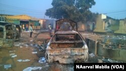 Bato babemisaki ba bureaux mpe batumbaki mituka na mobulu na Kasumbalesa, Haut-Katanga, 9 septembre 2016. VAO/Narval MabilaSelon 
