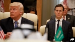 Savetnik u Beloj kući Džared Kušner sedi pored predsednika Donalda Trampa tokom posete Saudijskoj Arabiji, 21. maj 2017.