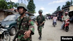 Anggota TNI berpatroli di Timika, Papua. (Foto: Dok)