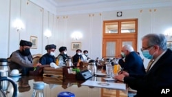 وێنەیەکی ئاژانسی دەنگوباسی تەسنیم نیشان دەدات محەمەد جەواد زەریف وەزیری دەرەوەی ئێران، لەگەڵ تیمێکی تالیبان کۆبووەتەوە، 31ی 1ی 2021