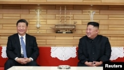 北韓領導人金正恩在平壤會晤到訪的中國國家主席習近平。(北韓官媒北韓中央社2019年6月21日發表)