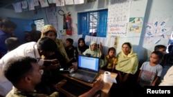 ဒုက္ခသည်များကို စိစစ်နေစဉ် 
