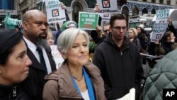 Jill Stein, candidata del Partido Verde, llega para una conferencia de prensa frente a la Torre Trump en Nueva York. 