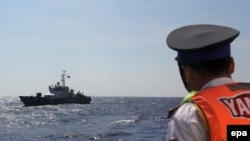 越南海岸警卫队员正注视海面舰船活动