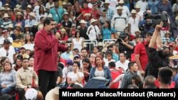 Presiden Venezuela Nicolas Maduro (kiri) saat berpidato di Caracas, Venezuela, 27 Juni 2017. 