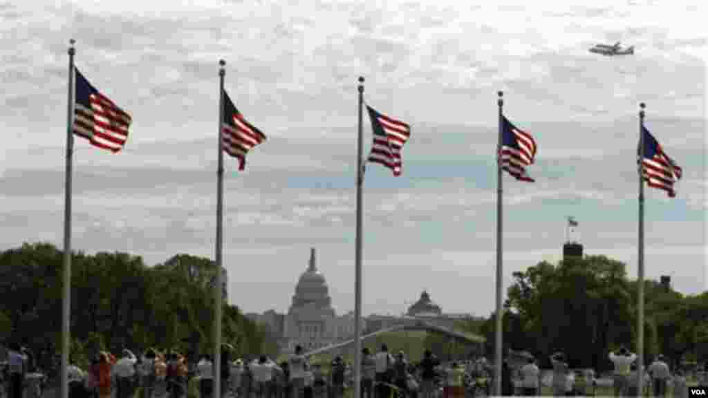 Pesawat Discovery terbang mengelilingi Washington, DC, tiga kali dalam rangka 'victory lap' sebelum resmi memasuki masa pensiun (foto: AP).
