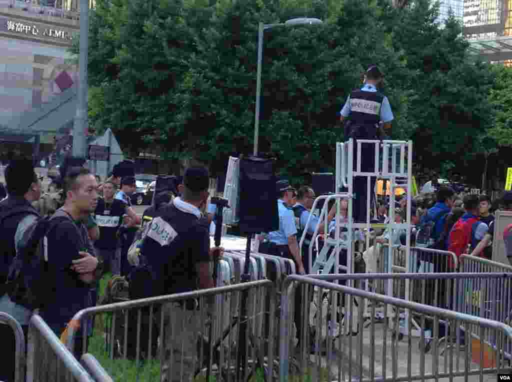 港人重返政總紀念雨傘運動一周年(美國之音海彥拍攝)