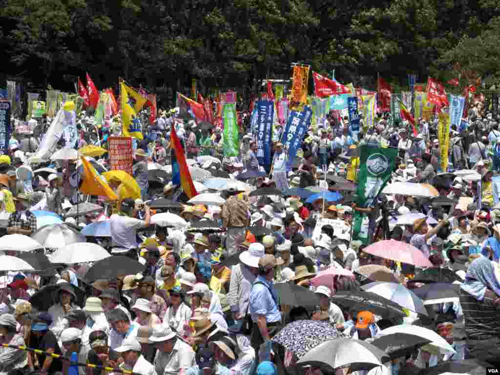 Tens of thousands of people demonstrated against nuclear power in Tokyo. (Miguel Quintana/VOA)