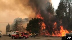 Bomberos batallan contra un incendio forestal en un área al noreste de Clearlake Oaks, California, el 24 de junio de 2018.