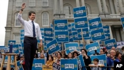 Pete Buttigieg na predizbonom mitingu u New Hampshireu