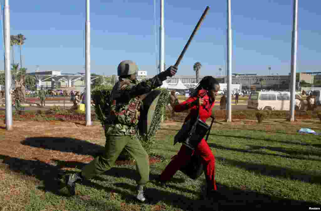 បុគ្គលិកក្រុមហ៊ុនហោះហើរ Kenya Airways ត្រូវបានបំបែកដោយប៉ូលិសកូបកម្មនៅអាកាសយានដ្ឋានអន្តរជាតិ Jomo Kenyatta អំឡុងការប៉ះទង្គិចការងារដែលបង្អាក់ការហោះហើរនៅក្បែររដ្ឋធានីណៃរ៉ូប៊ី។