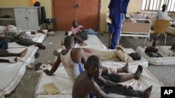 Des victimes d;une attaque de Boko Haram soignées dans un hôpital à Maiduguri, Nigeria. 21 septembre 2015 (AP Photo/Jossy Ola)
